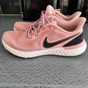 Nike sneakers dam  - Storlek 38.5. Använda fåtal gånger. Nyskick! 