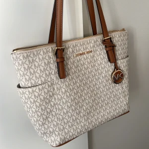 Michael kors väska  - Nyskick, knappt använd 