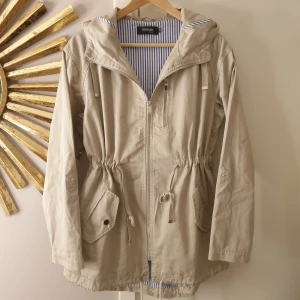 Jacka - I perfekt skick, jättefina detaljer.