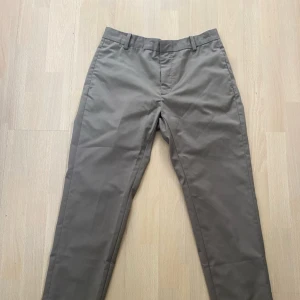 Wood Wood beige chinos S/46 - Beige chinos från Wood Wood i storlek 46/S