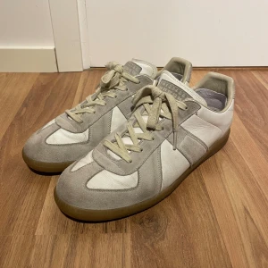Maison margiela gats - Snygga margiela gats i storlek 41 (passar 42) använda en del men fortfarande mycket liv kvar. Inlägg i hälen för att förhindra slitage på skorna.
