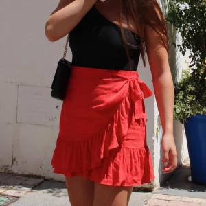 Second female kjol - Jättesöt kjol från second female❤️ stl xs men passar lika bra till s. Färg: röd/rosa