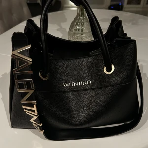Valentino väska  - Fin väska från valentino i nyskick, köpt här på plick men kommer inte till användning mer då jag köpt en ny väska, pris kan diskuteras!💗skriv för fler bilder eller frågor.