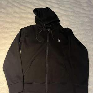 Tja, vill sälja min Polo zip hoodie. Det är den nya modellen av polo zip, i storlek M. Tror att jag köpte den på boozt.com priset där är ca 2300kr 