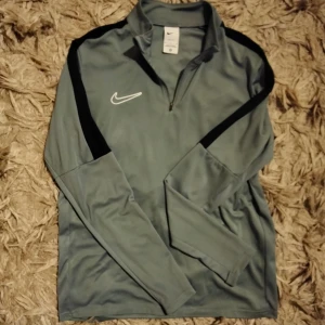 Nike Dri-fit Tröja - Nike Dri Fit Sport tröja. I storlek M. 