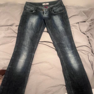 Fornarina Jeans - Ett par ascoola lågmidjade bootcut jeans från Fornarina. Säljer då de är lite små på mig som ofta bär M i jeans. De är bra i längden på mig som är 171. Köpte på vinted för 400 men säljer för 250kr Pris kan diskuteras. För mått eller frågor skriv priv