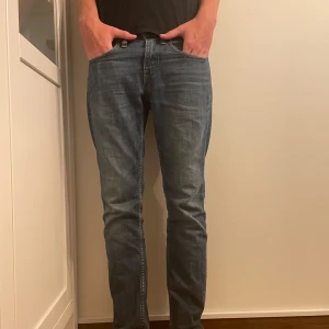 Levis 511 - Säljer ett par snygga Levis 511. Fint skick men ett litet håll på bakfickan (bild3). Hör av er vid minsta frågor eller funderingar ✌️