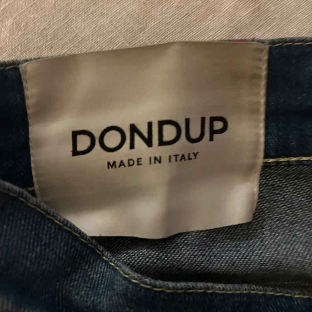 Dondup jeans sick 10/10 aldrig använda storlek 30, skriv om ni har någon minsta fundering📩. Jeans & Byxor.