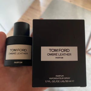 Tom Ford Ombré Leather  - Säljer en Tom Ford Ombré Leather parfym med 50ml. En mycket god doft som passar perfekt nu till hösten och vintern. Säljer den då köpet va aningen impulsivt. 😄Har gjort max 5 sprut med den. Nypris ca 1800kr. 
