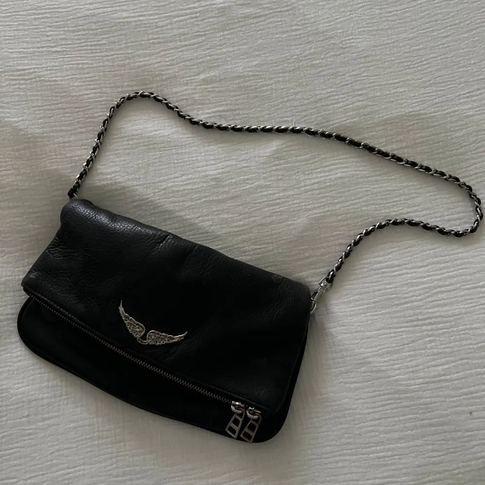 Säljer denna väskan från Zadig & Voltaire som inte längre kommer till användning. Den är använd men i bra skick. Tyvärr är den längre kedjan borttappad. Köpt på mytheresa💗 . Laukut & Käsilaukut.