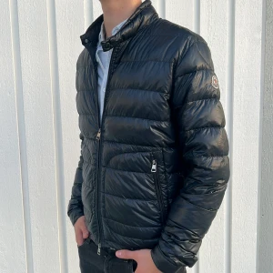 Moncler acorus - Säljer nu min Moncler acorus. Den är i storlek 3/M. Perfekt höst/vår jacka.  Riktigt snygg och i fint skick. Skriv privat för frågor eller fler bilder.