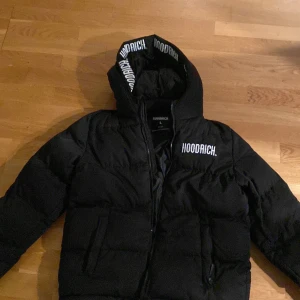 Hoodrich jacka - St 12-13 använd några månader nypris ca 1100