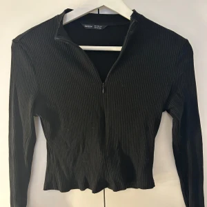 Långärmad  - Jättesnygg svart topp, aldrig använd🩷