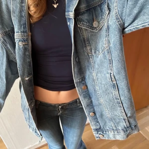 Jeansjacka - En supergullig OVERSIZED jeansjacka. Varsamt använd utan defekter- perfekt till hösten 🩷  Öppen för bud då jag vill se den såld 