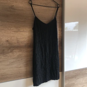 Svart klänning  - Den e för stor för mig så vill få bort den om mer information skriv till mig. 