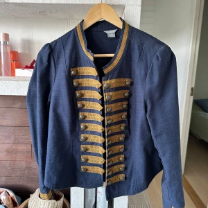 Jacka - En cirkus liknande jacka från Lindex, perfekt till cirkus temad fest. Den står i storlek 44 men skulle säga att den är mer av en M