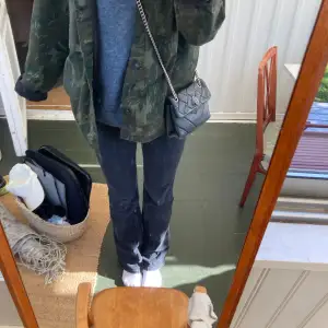 Jättesnygga bootcut jeans i washed black! Gammal modell från hm❣️ Köpta för 550 å typ aldrig användare. Skulle säga att de är typ Low-mid rise beroende på längd och mått. Jag är för referens ca 170-172 cm🩷