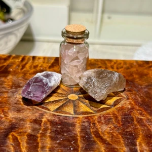 Paket med kristaller - Paket med rå rökkvarts, rå ametist i hög kvalitet. Samt flaska med rosenkvarts chips.  Nypris runt 130-140:-  Alla mina kristaller är köpta av väletablerade svenska säljare (så inget kina skit!)