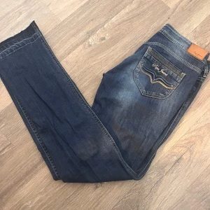 Pepe Jeans  - Säljer mina snyggaste jeans från Pepe Jeans som tyvärr har blivit försmå. Använd ett par gånger. 