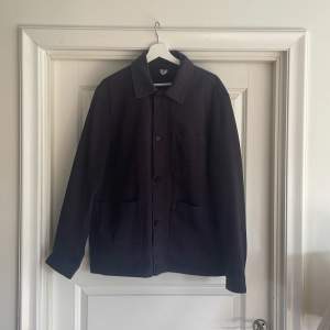 Blå arket overshirt, bra skick, storlek EUR 54(L)