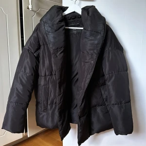 Dunjacka svart - Säljer denna fina dunjacka från ONLY som går lite över höften. Har haft den i M för att få lite oversized. Snygg krage och håller sig varm under vintern! Skriv vid frågor💞
