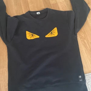 Jätte fin Fendi tröja väldigt bra kvalite och passar till en fin utekväll  - Storlek M men denna kan var lite större så personer med storlek  L passar också för dem