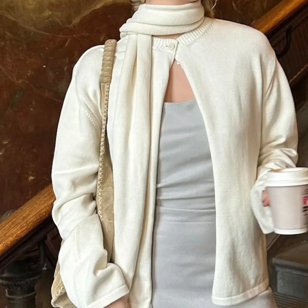 Säljer min djerf avenue scarf i ”cream” använd ca. 2 gånger! Nypris: 550:- Säljer för: 369:-. Övrigt.