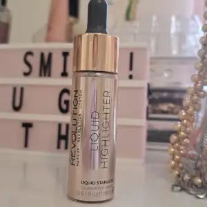 Säljer en superfin Liquid Highlighter från Makeup Revolution i nyansen Liquid Starlight. Den kommer i en snygg flaska med en praktisk pipett för enkel applicering. Perfekt för att ge ditt ansikte en strålande glow! Flaskan innehåller 18 ml.