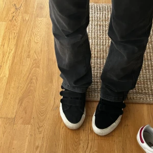 Even&oss sneakers - Even&odd sneakers svarta i Manchester typ med kardborre band. Ganska använd men i bra skick, har ett litet jack i sidan som man ser i bild 3. Men annars i bra skick. Orginal pris var 429 kr 