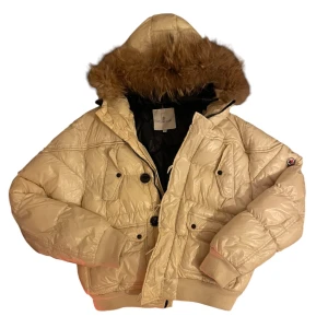 Vintage moncler jacka  - Vintage moncler jacka (äkta). Kom dm för tags och mått :D (OBS inget kvitto)  