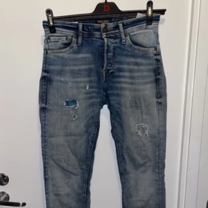 Jeans från Jack and Jones  - Säljer ett par jätte fina blåa jeans från Jack and Jones i modell slim fit/GLEEN i storlek W29-L30