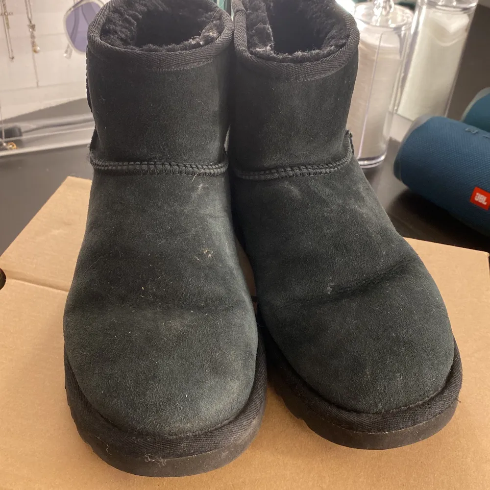 Någon som är villig att byta dessa uggs mot ett par svarta inuikii , har endast använt dessa en vinter o de vart smutsiga snabbt då ja inte impregnera dem men de blir nog rena efter en tvätt. (Inuikii i samma skick som uggsen). Skor.