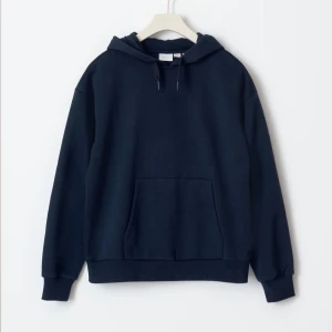 Mörkblå hoodie🤍 - Säljer denna jätte fina hoodie i storlek S. Skriv om du vill ha fler bilder❤️