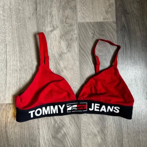 Tommy Hilfigher topp - Röd Tommy Hilfigher topp i storlek S. Är sparsamt använd, fint skick.