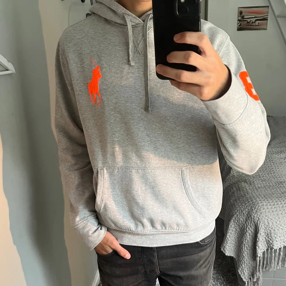 Säljer denna grymma hoodie från ralph lauren. Den är grå med orangea detaljer, riktigt coolt. Riktigt fint skick utan några defekter över huvud taget. Skicka DM vid frågor och funderingar! . Hoodies.