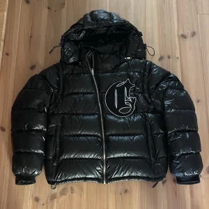 Corvidae jacka - Säljer nu min skitsnygga corvidae jacka i jättebra skick. Storlek XS men passar även S. Denna modellen går inte att få tag på ny längre då den inte säljs. Ärmarna och luvan är avtagbara så den kan även användas som väst!!🌟🔥