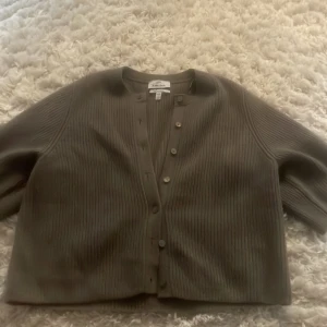 & other stories tröja - 100% merinoull andvänd 1 gång, köpt för 800kr. Färgen är lite grå, grön och brun 