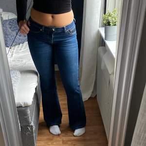 Snygga Lågmidjade jeans ifrån hm i storlek 38. Jag är 168 ish och det sitter perfekt i längden. Använda 3 gånger Max💞💞 280kr