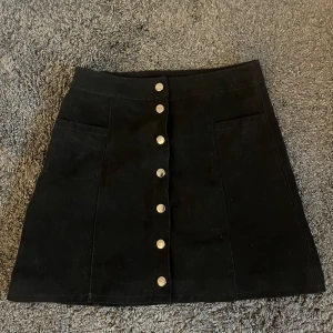 Svart kjol med knappar - Svart kjol med knappar🖤  Superfin och skulle passa perfekt för fest eller till vardags💕 Storlek 34💫