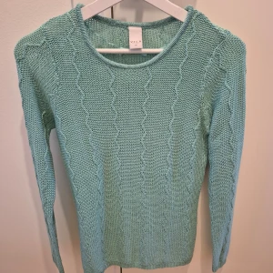 Stickad tröja Vila - Stickad tröja från Vila. Använd några gånger. Mjuk och skön material, tunn. Faller fint på kroppen. Mönster på hela tröjan. Storlek XS. Axelbredd 34 cm  längd 63 cm.