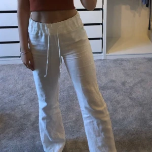 A-dsgn linnebyxor - Vita linnebyxor från a-dsgn i storlek S! Använda max 2ggr, som nya! Ordinarie pris 799kr, säljs för 400kr💕