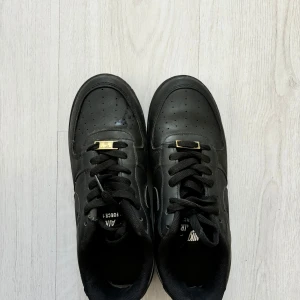Nike Air Force 1 - Helt okej skick använda men inga stora skador. Skriv ifall ni har frågor och priset kan sänkas vid snabbt köp