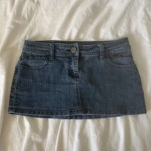 Lågmidjad minikjol denim - Säljer då den tyvärr inte passar. Den har coola stenar på bakfickorna. Den är i gott skick.  Mått: Midja rakt över- 38 cm Längd- 36 cm  Köp nu är på!