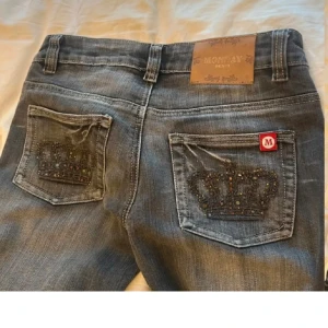 Lågmidjade jeans - Mått: midjemått 36cm rakt över och 84cm innerbenslängd. Jätte fina men har flera liknande💕