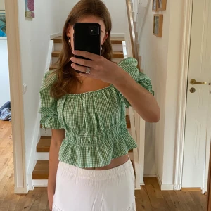 Grön- och vitrutig blus - Säljer denna grön- och vitrutiga blus från H&M. Endast använd 2 gånger.