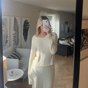 Randigt matchande sett - Säljer detta supersöta settet från Nelly. Storlek M men passar även mig som är en S. Vill man bara köpa en del kan man skicka ett PM💛