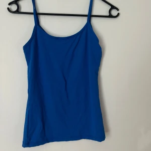 Blått linne från zara - Ett blått vanligt linne ifrån zara. Den är använd cirka 5 gånger. 