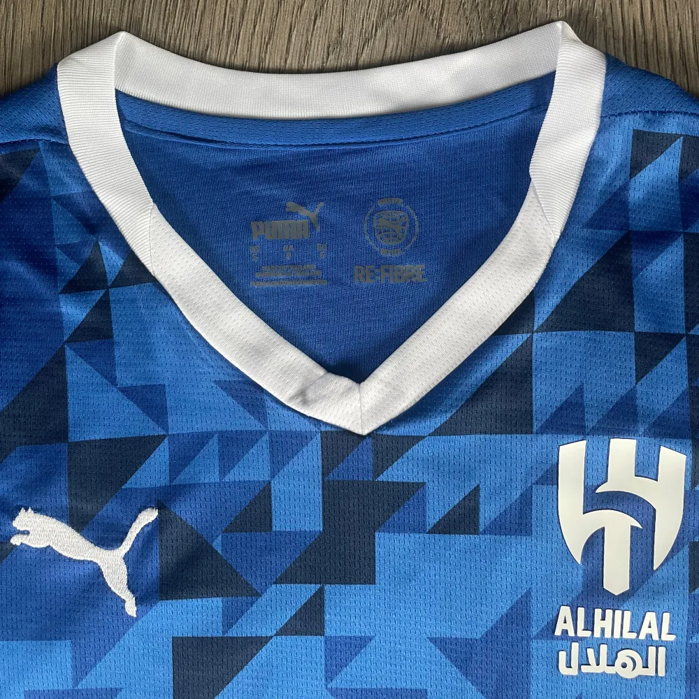 Tja, säljer en tvär fet Neymar jr tröja Al hilal24/25 i storlek S, tröjan är  helt ny och aldrig använd, kom dm vid minsta lilla💯💯⚽️🇧🇷 . T-shirts.