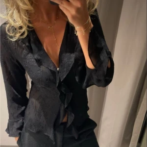 SÖKER storlek S (eventuellt XS) - Svart blus från Zara