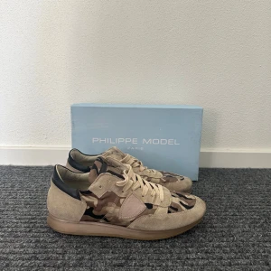 Philippe model trainer skor - ett par phillipe model trainer skor i mycket fint skick, Stlk 42, box medkommer! hör av er vid intresse!